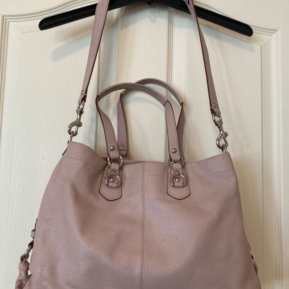 Mauve Leather Coach Handbag with removable shoulder strap - Picture 3 of 14